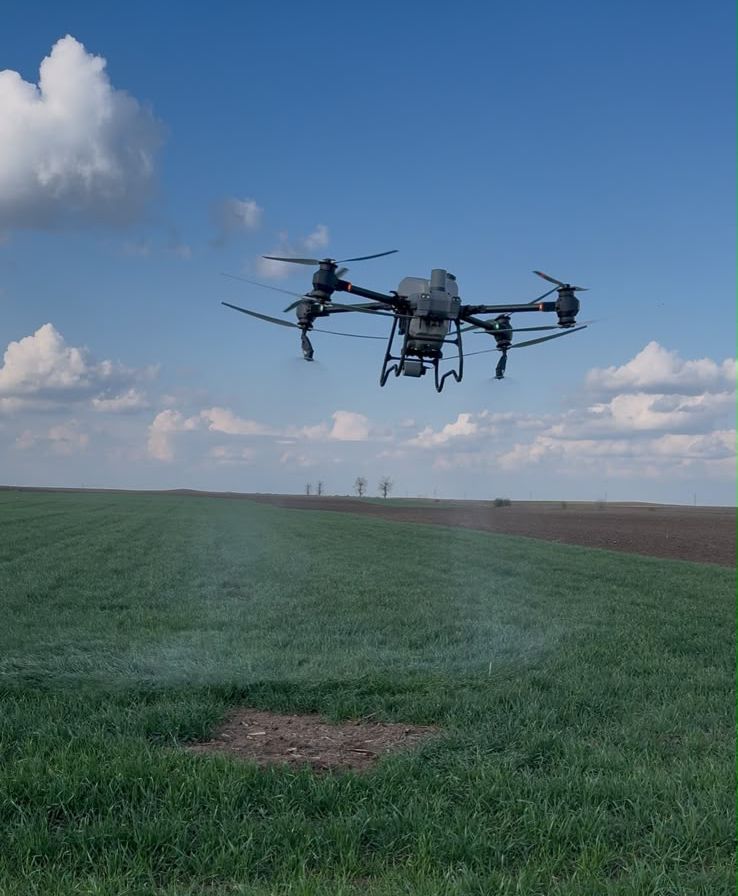 Dronă agricolă DJI T50 deasupra câmpului